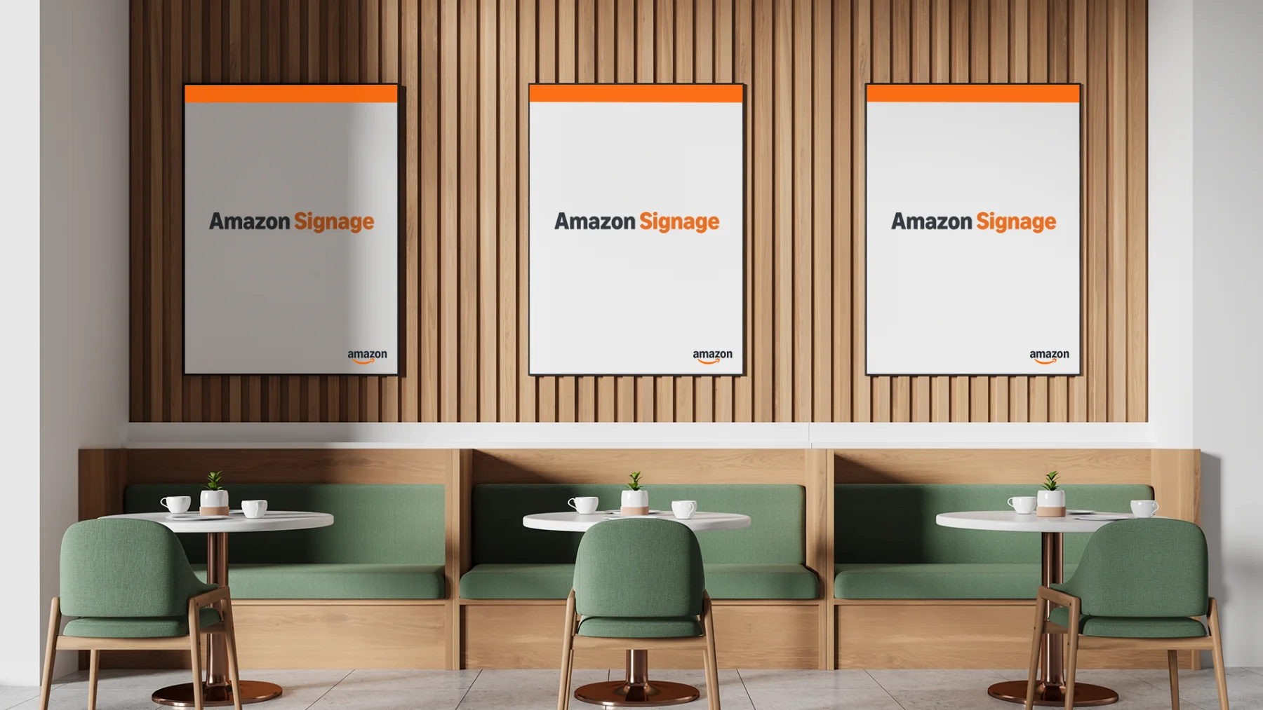 Drei Bildschirme mit Amazon Signage nebeneinander in einem Café
