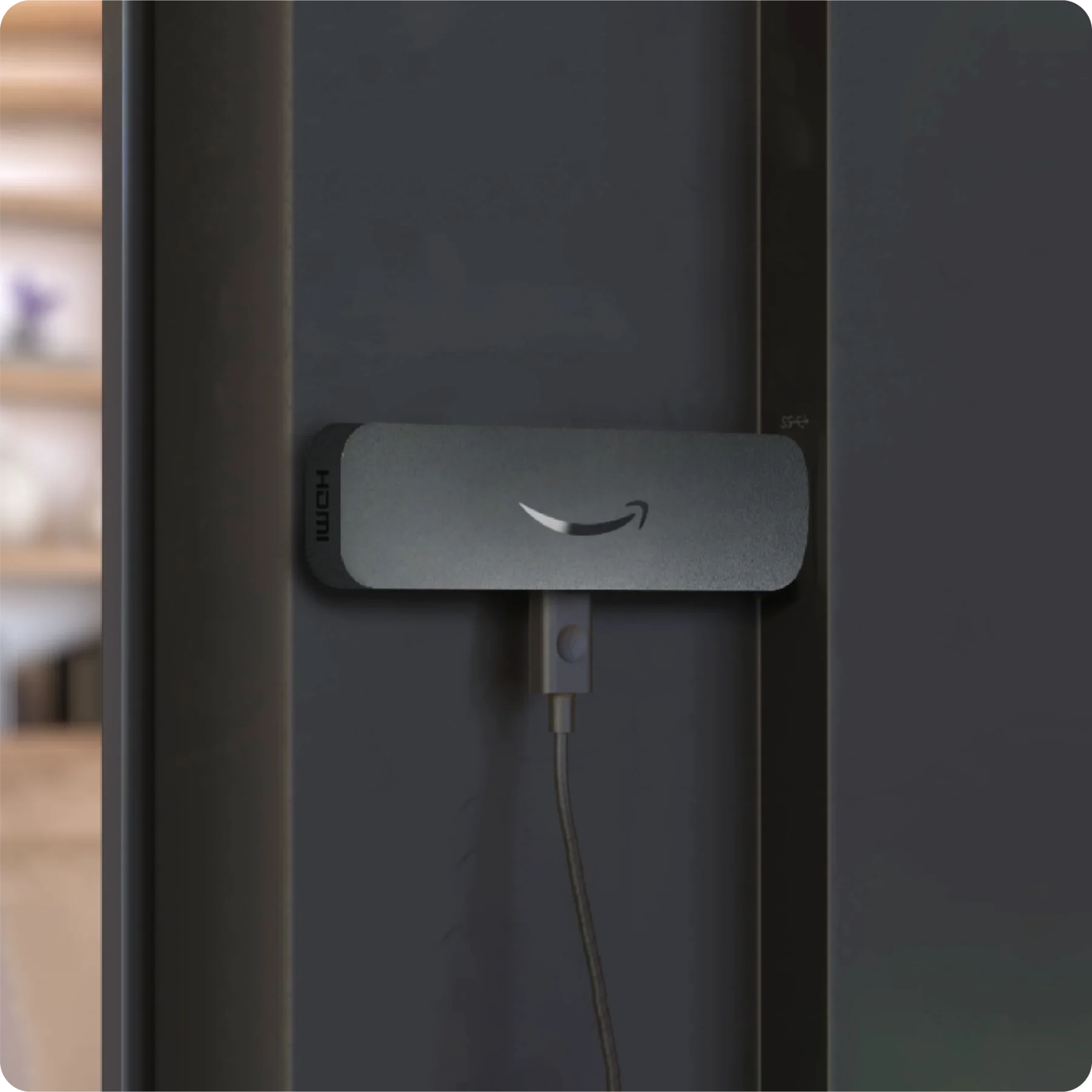 Amazon Signage Stick im HDMI-Anschluss an der Rückseite eines Bildschirms