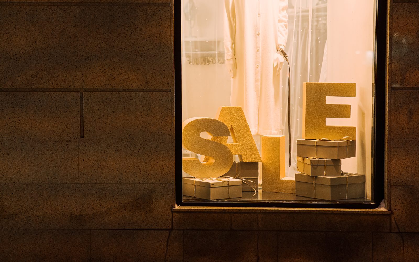 Schaufenster mit Bildschirm