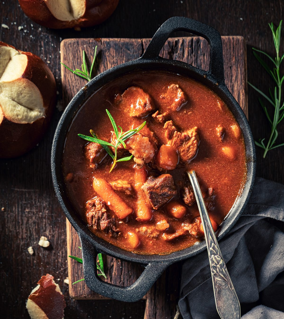 Rindergulasch im Gusstopf